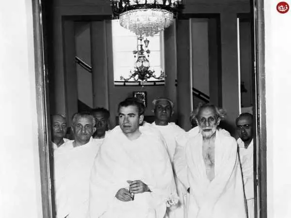 عکس؛ سفر در زمان؛ «محمدرضا پهلوی با لباس احرام در مراسم حج»؛ سال 1336