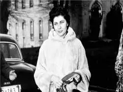 عکس؛ سفر در زمان؛ «ثریا، ملکه سابق ایران» در حال قدم زدن در ایتالیا؛ سال 1337