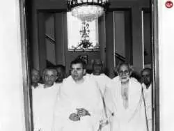 عکس؛ سفر در زمان؛ «محمدرضا پهلوی با لباس احرام در مراسم حج»؛ سال 1336