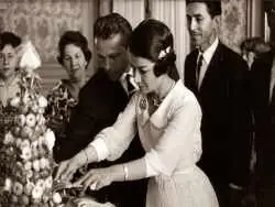 عکس؛ سفر در زمان؛ «اشرف پهلوی در حال قدم زدن با برادر دوقلویش»؛ دهه 40