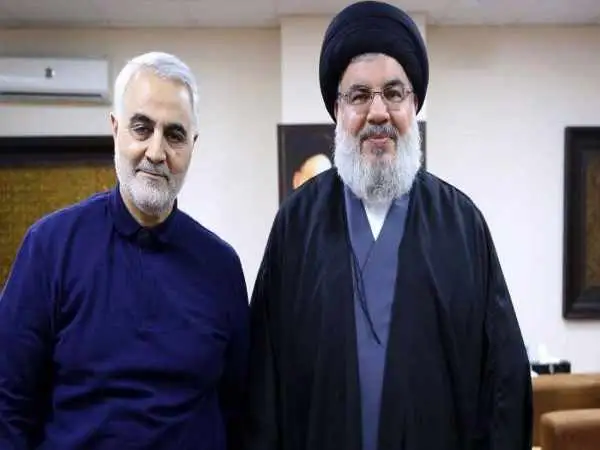 عکس؛ سفر به تاریخ؛ نوۀ خردسال «سید حسن نصرالله» در آغوش پدربزرگ؛ سال 1402