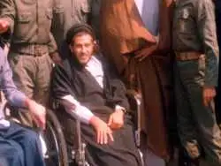 عکس؛ سفر به تاریخ؛ عکس متفاوت «امام خمینی» در کنار طلبۀ جانباز؛ دهۀ 50