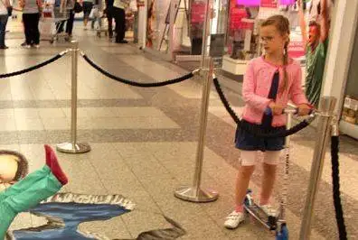 عکس؛ هنر خیابانی؛ خلاقیت بامزه هنرمند آلمانی که «اسب آبی» را به «مرکز خرید» آورده است