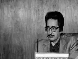 عکس؛ سفر در زمان؛ «بنی صدر در حال روزنامه خواندن در فرانسه»؛ سال 1360