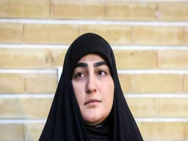 عکس؛ سفر در زمان؛ «زینب، نرجس و فاطمه دختران سردار سلیمانی» در یک مراسم؛ سال 1402