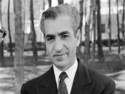 عکس؛ سفر در زمان؛ «محمدرضا پهلوی» در حال قدم زدن در سعدآباد؛ سال 1337