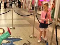 عکس؛ هنر خیابانی؛ خلاقیت بامزه هنرمند آلمانی که «اسب آبی» را به «مرکز خرید» آورده است