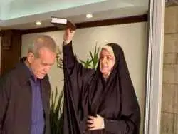 عکس؛ سفر به تاریخ؛ «زهرا، دختر مسعود پزشکیان» در کنار «عروس امام خمینی» در یک مراسم؛ سال 1403