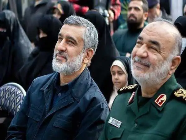 عکس؛ سفر به تاریخ؛ «سردار حاجی زاده» در کنار «کعبه»؛ سال 1386