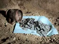 «جام سفالی پر از سکّه» از زیر محراب کلیسا بیرون آمد