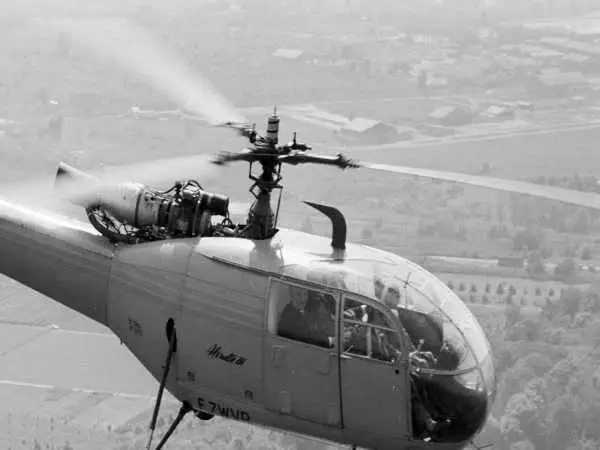 عکس؛ سفر در زمان؛ «محمدرضا پهلوی» در حال پرواز با هلیکوپتر آلوئت 3؛ سال 1337