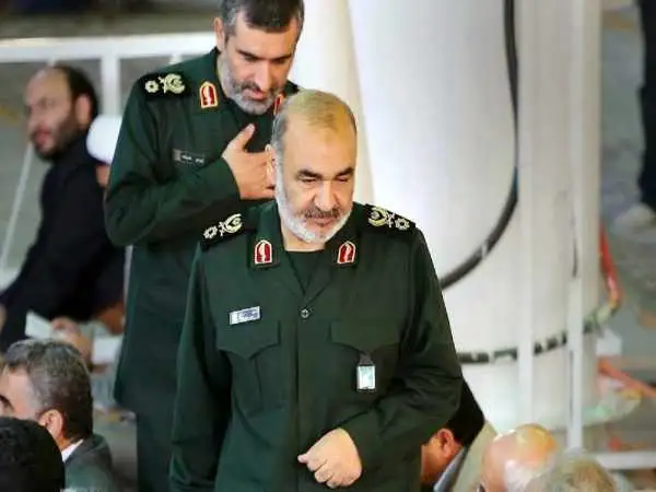 عکس؛ سفر در زمان؛ بازدید «رهبر انقلاب و سردار سلامی» از پهپاد غزه؛ سال 1402