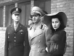 عکس؛ سفر در زمان؛ «محمدرضا پهلوی و فوزیه» در بازدید از یک مرکز خیریه؛ سال 1323