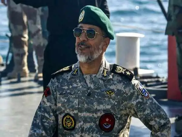 عکس؛ سفر در زمان؛ «سرلشکر موسوی و دریادار سیاری» در کنار دریا؛ سال 1401