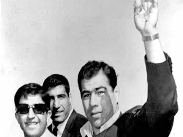 عکس؛ سفر در زمان؛ «استقبال مردم از غلامرضا تختی در بازگشت از یک مسابقه خارجی»؛ دهه 30