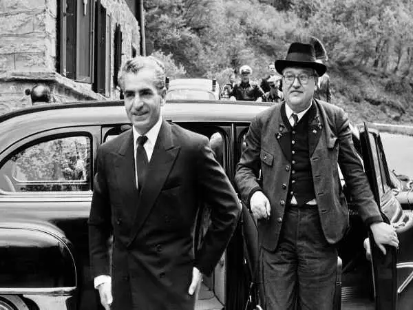 عکس؛ سفر در زمان؛ «محمدرضا پهلوی» در حال شکار خرگوش در یک شکارگاه؛ سال 1338