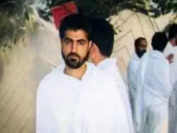 عکس؛ سفر به تاریخ؛ «سردار سلیمانی» در حال کوتاه کردن موهایش در آرایشگاه؛ دهۀ 80