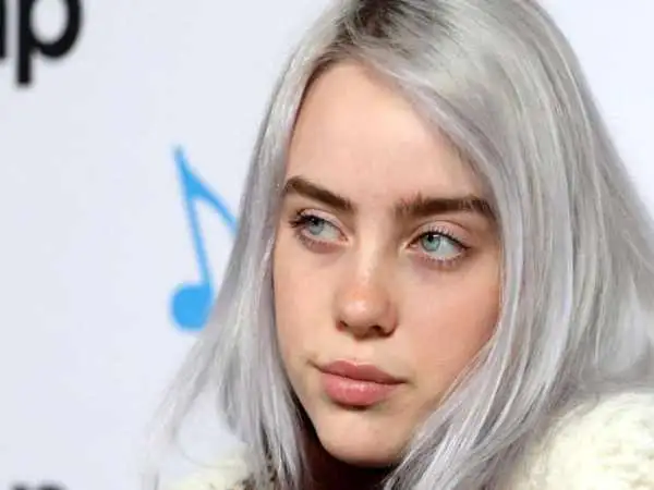 عکس؛ سفر در زمان؛ «بیلی ایلیش 16 ساله» در پشت صحنه برنامه جیمز کوردن؛ سال 1396