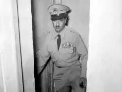 عکس؛ سفر در زمان؛ «بختیار، اولین رئیس ساواک در حال آموزش تیراندازی به فرزندش»؛ دهه 30