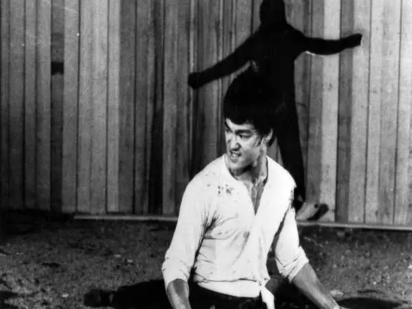 عکس؛ سفر در زمان؛ «بروسلی در کنار مادر و پسرش» 4 سال قبل فوت؛ سال 1348