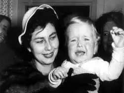 عکس؛ سفر در زمان؛ چهره «ثریا اسفندیاری، همسر دوم شاه» در 52 سالگی؛ سال 1363