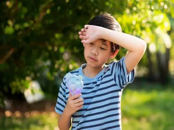 به فرد گرمازده آب قند و شربت ندهید؛ گرمازدگی فقط مربوط به زیر آفتاب ماندن نیست