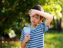 به فرد گرمازده آب قند و شربت ندهید؛ گرمازدگی فقط مربوط به زیر آفتاب ماندن نیست