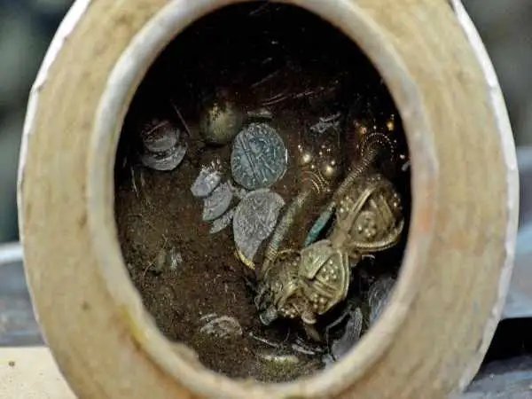 گنج 600 سالۀ «تاتارها» در زیر قلعۀ تاریخی کشف شد