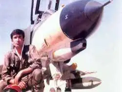 عکس؛ سفر در زمان؛ «عباس دوران» در کنار خلبان های ایرانی اف-4؛ اوایل دهه 50