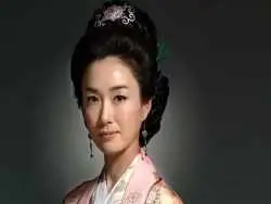 عکس؛ سفر زمان؛ چهرۀ «بانو یوها، مادر جومونگ» در تازه ترین عکس هایش در 53 سالگی