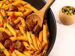 طرز تهیه ماکارونی با گوشت تکه ای و ته دیگ سیب زمینی