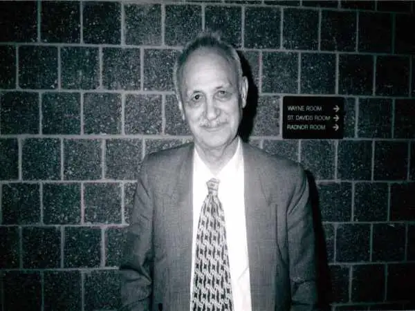 عکس؛ سفر در زمان؛ دکتر عبدالحسین زرین کوب دی ماه 1350