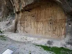 عکس؛ سفر به تاریخ؛ بساط استراحت مردان قاجاری در کنار نقش برجستۀ ساسانی؛ یک قرن قبل