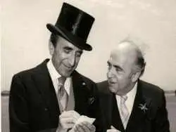 عکس؛ سفر در زمان؛ «هویدا در حال بوسیدن دست شاه» در فرودگاه مهرآباد؛ دهه 40