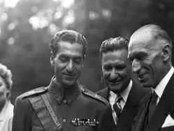 عکس؛ سفر در زمان؛ «محمدرضا پهلوی» در حال بازدید از مسجد پاریس؛ سال 1327