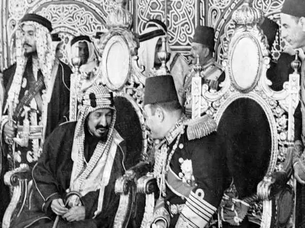 عکس؛ سفر در زمان؛ «پادشاه اول عربستان و مهمان ها» در حال خوردن یک شتر بزرگ؛ سال 1325