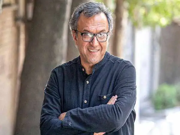 عکس؛ سفر در زمان؛  احسان شریعتی در حال سخنرانی برای پدرش