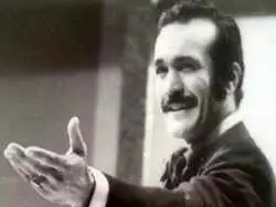 عکس؛ سفر در زمان؛ «فریدون فرخزاد» در حال قدم زدن در آلمان؛ سال 1361