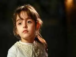 عکس؛ سفر در زمان؛ «مومو» سریال بچه مهندس 1 در کنار جواد عزتی؛ سال 1400