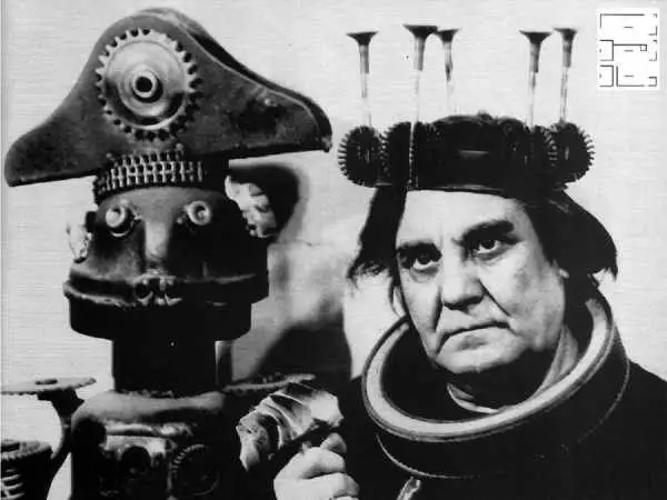 عکس؛ سفر در زمان؛ ماجرای تاج گذاری ژازه تباتبایی، شاعر مجسمه های آهنی