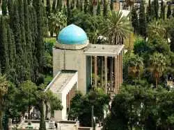 عکس؛ سفر به تاریخ؛ مردان شیرازی که نزدیک آرامگاه سعدی ایستاده اند؛ بیش از 100 سال قبل