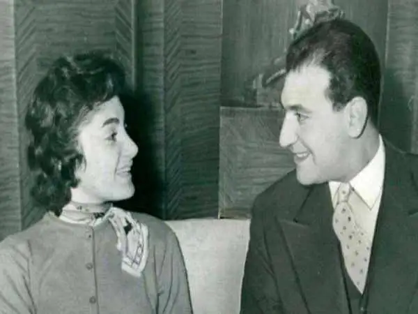 عکس؛ سفر در زمان؛ «شهناز پهلوی و دخترش مهناز» روی جلد مجله اطلاعات بانوان؛ آذر 1338 