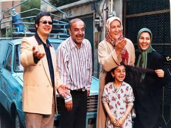 عکس؛ سفر در زمان؛ «علی، نرگس، سحر و ناهید» در پشت صحنه سریال خانه به دوش؛ سال 83