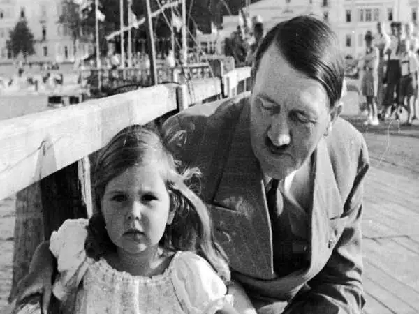 عکس؛ سفر در زمان؛ «آدولف هیتلر در حال غذا خوردن با ژنرال هایش»؛ سال 1319