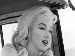 عکس؛ سفر در زمان؛ «مرلین مونرو 18 ساله در کنار خواهر ناتنی اش»؛ سال 1323