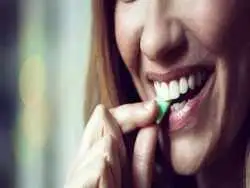 فواید جالب آدامس برای این گروه از زنان