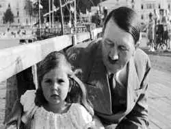 عکس؛ سفر در زمان؛ «آدولف هیتلر در حال غذا خوردن با ژنرال هایش»؛ سال 1319