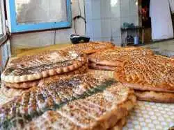 عکس؛ سفر به تاریخ؛ نان فروش شیرازی که پشت بساطش نشسته است؛ بیش از 100 سال قبل