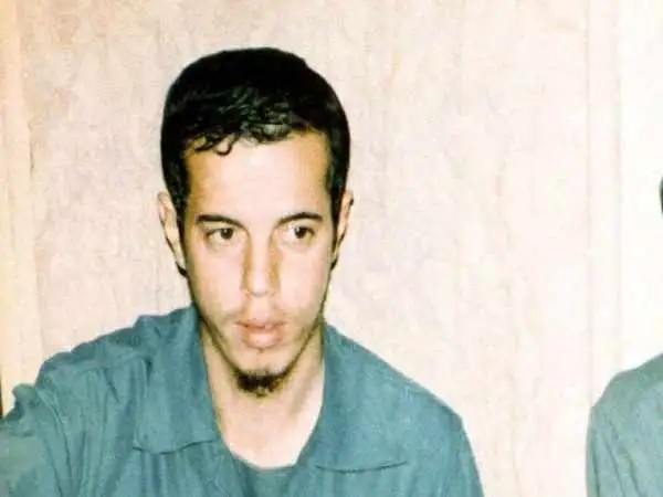 عکس؛ سفر به تاریخ؛ «شهید حسن باقری» و همرزمانش با اسلحه و بیل در خاکریز؛ دهۀ 1360