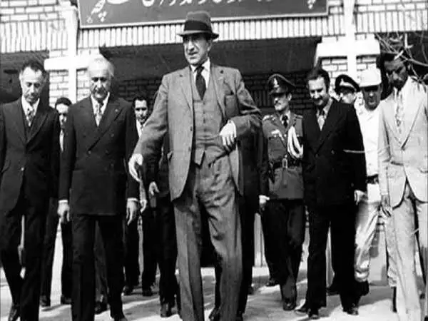 سفر در زمان؛ یادداشت های علم، جمعه 28 مهر 1351: دولت در خواب خرگوشی است